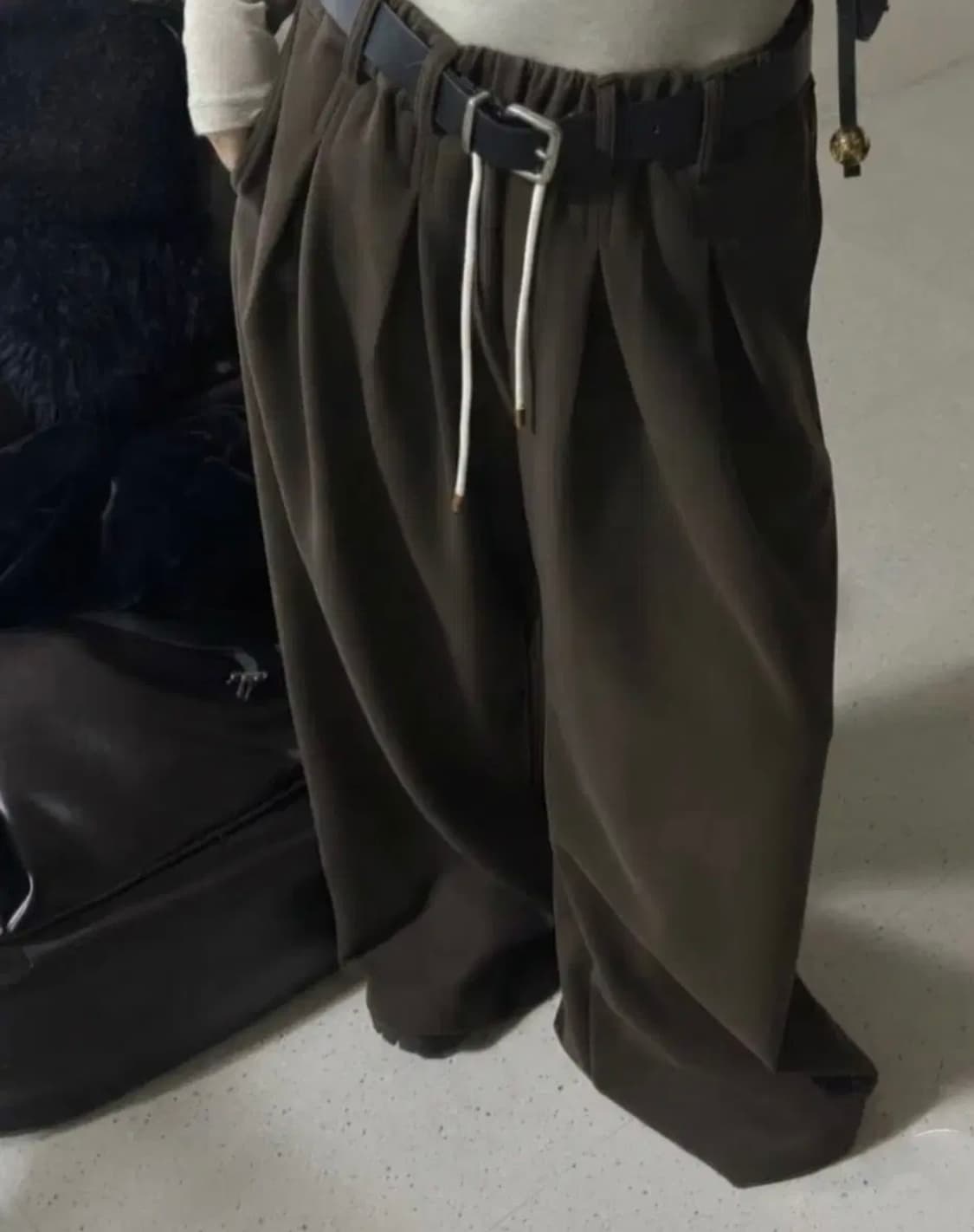 앳더앤드 콤마 와이드 밴딩 슬랙스 아웃핏 딥브라운 상품이미지1