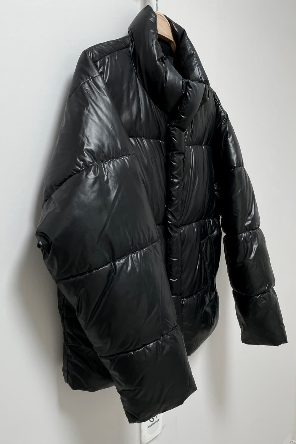 스파오(SPAO) 유광 블랙 푸퍼 패딩 상품이미지5