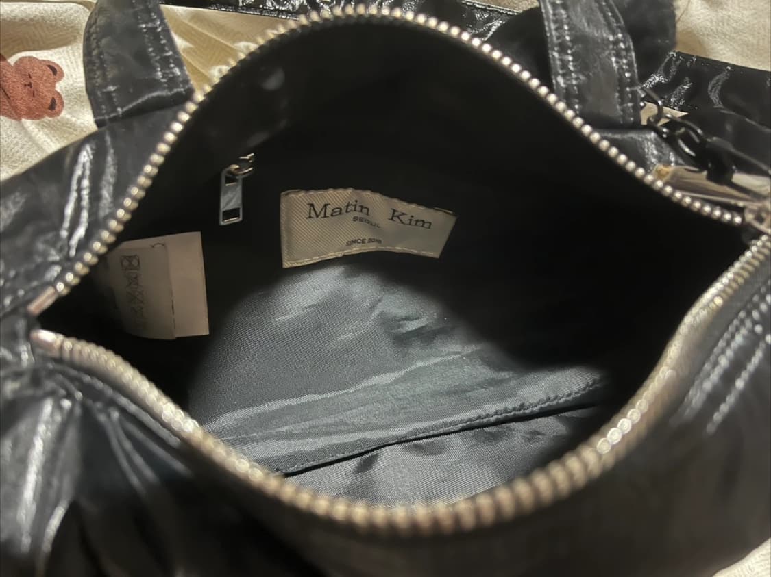 마뗑킴 글로시 로고 스포티 미니 더플백 (블랙) + 토끼키링포함  상품이미지7