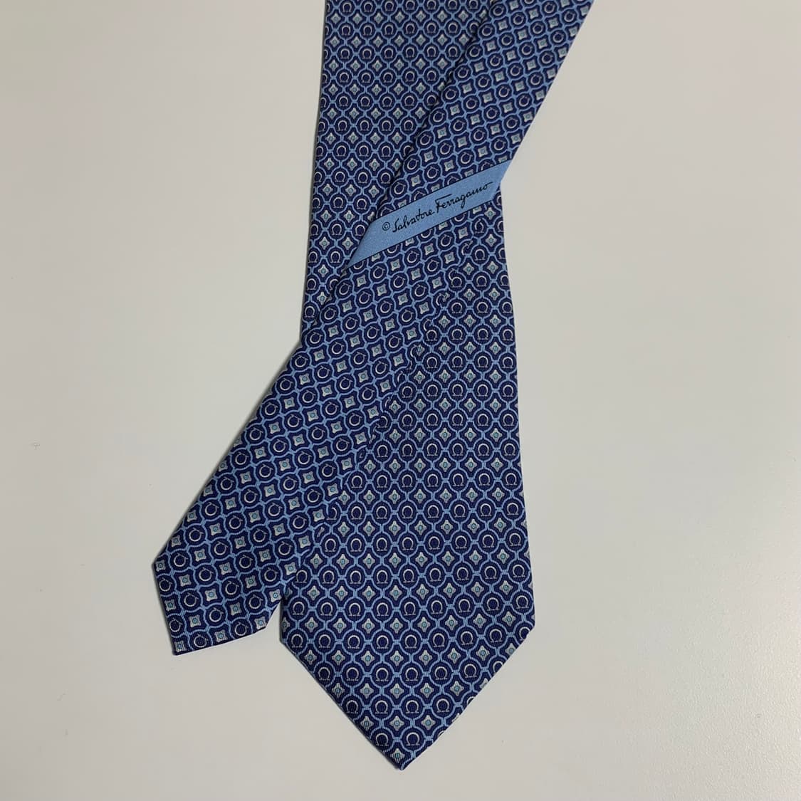 살바토레 페레가모 간치니 모노그램 명품넥타이 새상품급 8.2cm 상품이미지3
