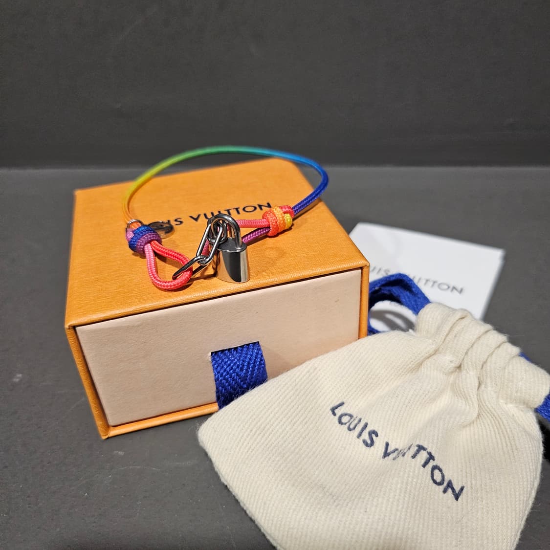 루이비통 실버 락킷 x 버질 아블로 브레이슬릿 내츄럴 티타늄 레인보우 상품이미지2