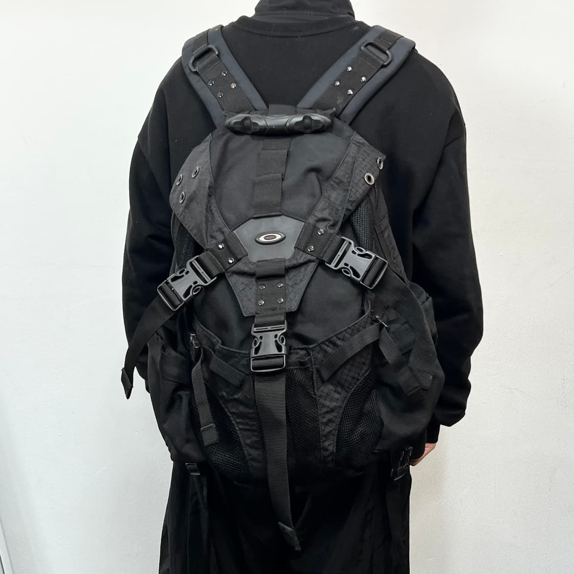 오클리 아이콘로고 3.0 테크니컬 백팩 블랙 상품이미지1