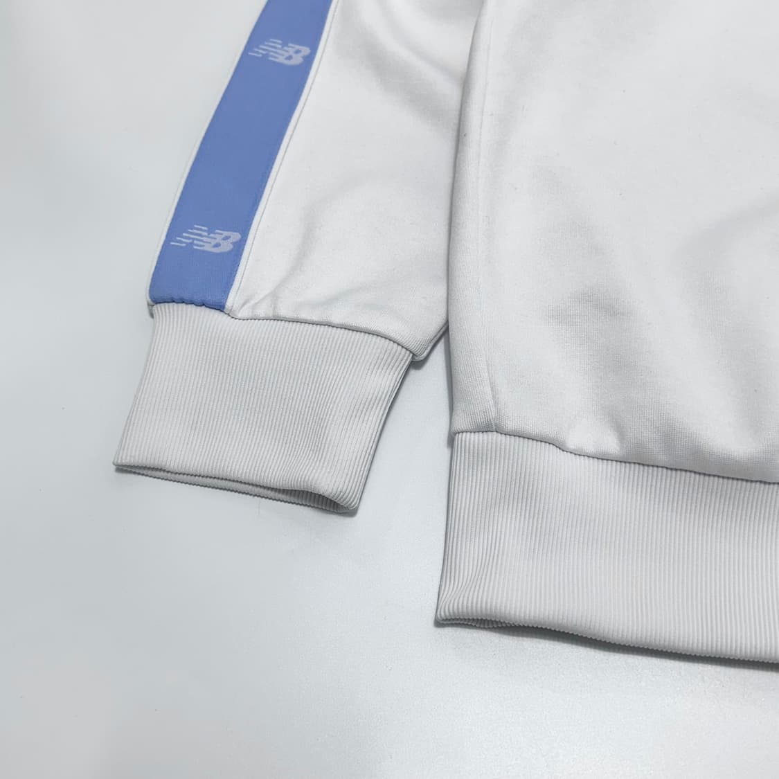 뉴발란스 테잎로고 화이트 하늘 스웻셔츠 (맨투맨) 상품이미지3