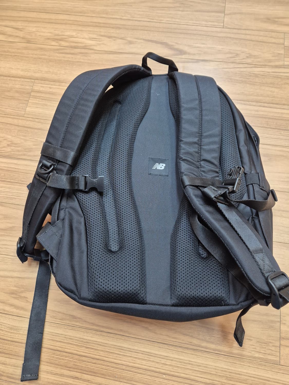 뉴발란스 백팩입니다
- 스타일 번호는 NBGCDSS104-00입니다
-  상품이미지3