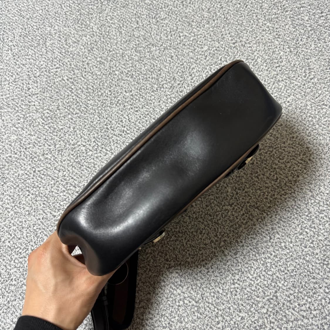 지방시 레더 크로스백 상품이미지9