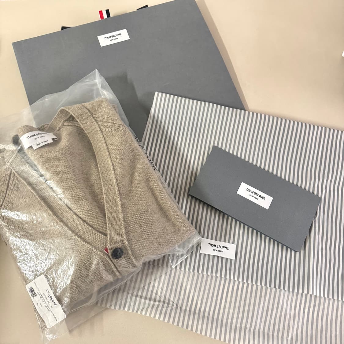 톰브라운 셔틀랜드 브이넥 가디건 베이지 쇼핑백 등 풀구성 상품이미지4