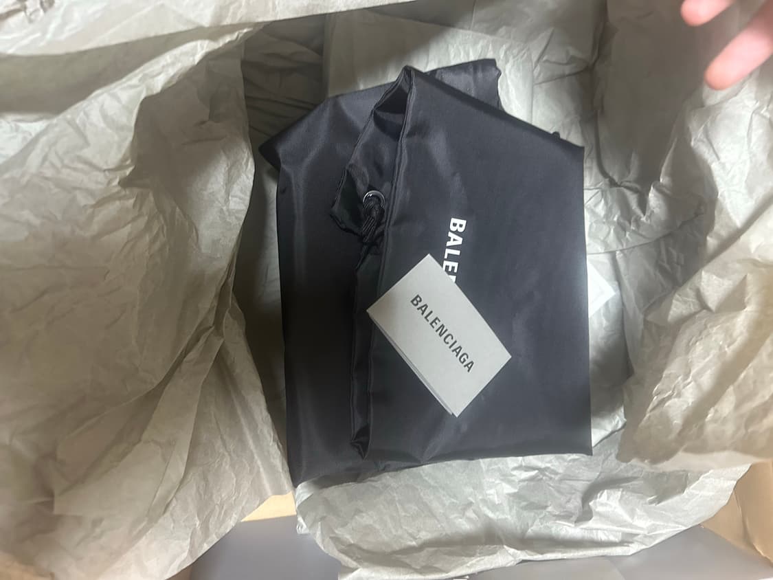 발렌시아가 디펜더 블랙 40(265) 상품이미지3