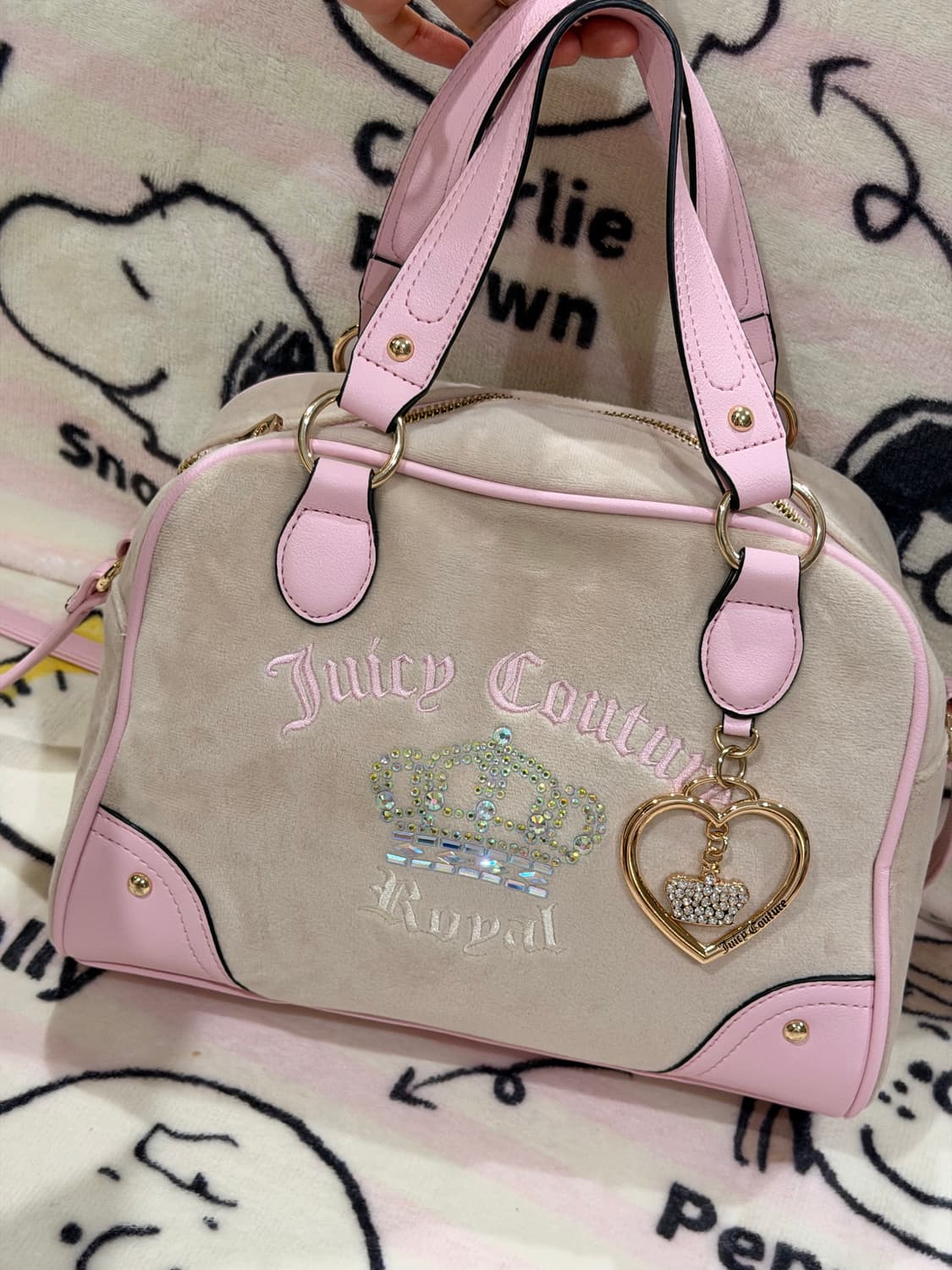 [신상✨블프세일] 쥬시꾸뀌르 라떼벨벳 왕관 핸드백 상품이미지1