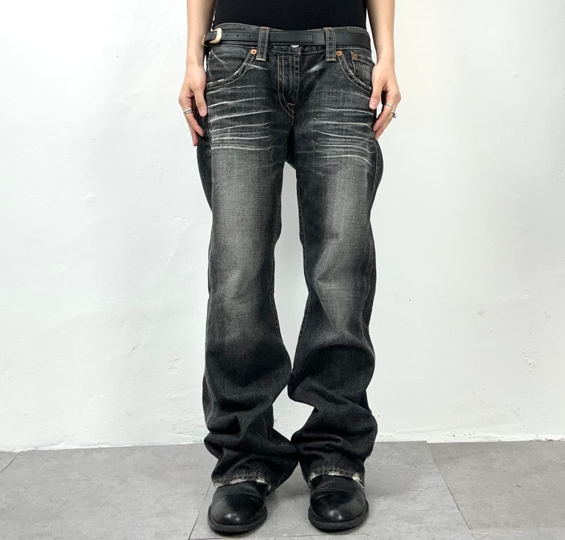 Levi’s 507 Distressed Black Bootcut Jean 상품이미지1