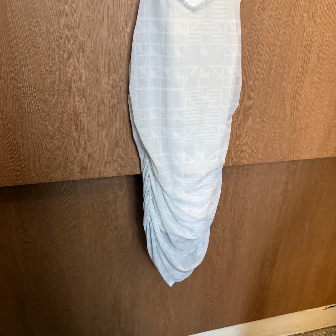 나이키 슬리브리스 롱 원피스 기하학 패턴 레이어드 디테일 슬림핏 화이트 상품이미지4