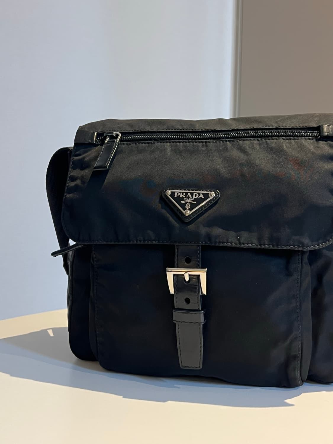 프라다 나일론 원버클 크로스백 상품이미지3
