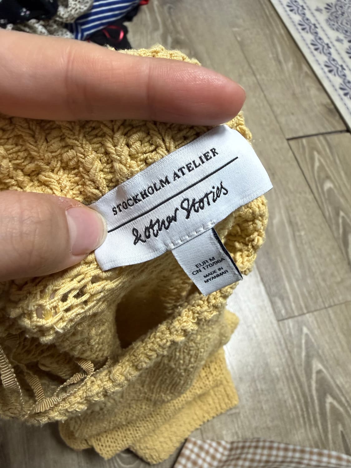 앤아더스토리즈 노랑 니트탑  상품이미지4