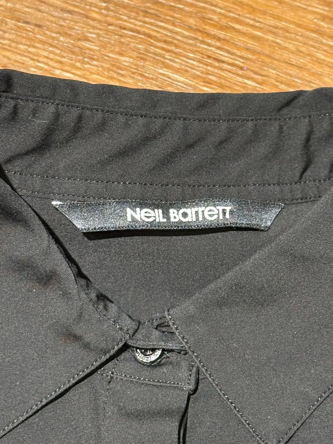 닐바렛 블랙 코튼 블렌드 히든버튼 하프티셔츠 상품이미지7