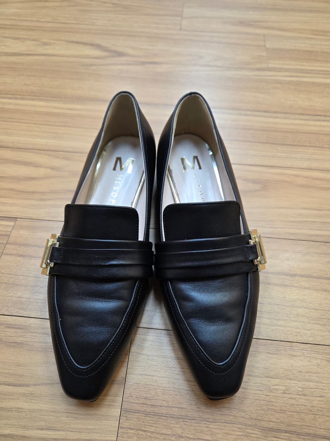 미소페 블랙 로퍼 230mm 판매합니다. 금장 버클 장식이 고급스러움을  상품이미지1