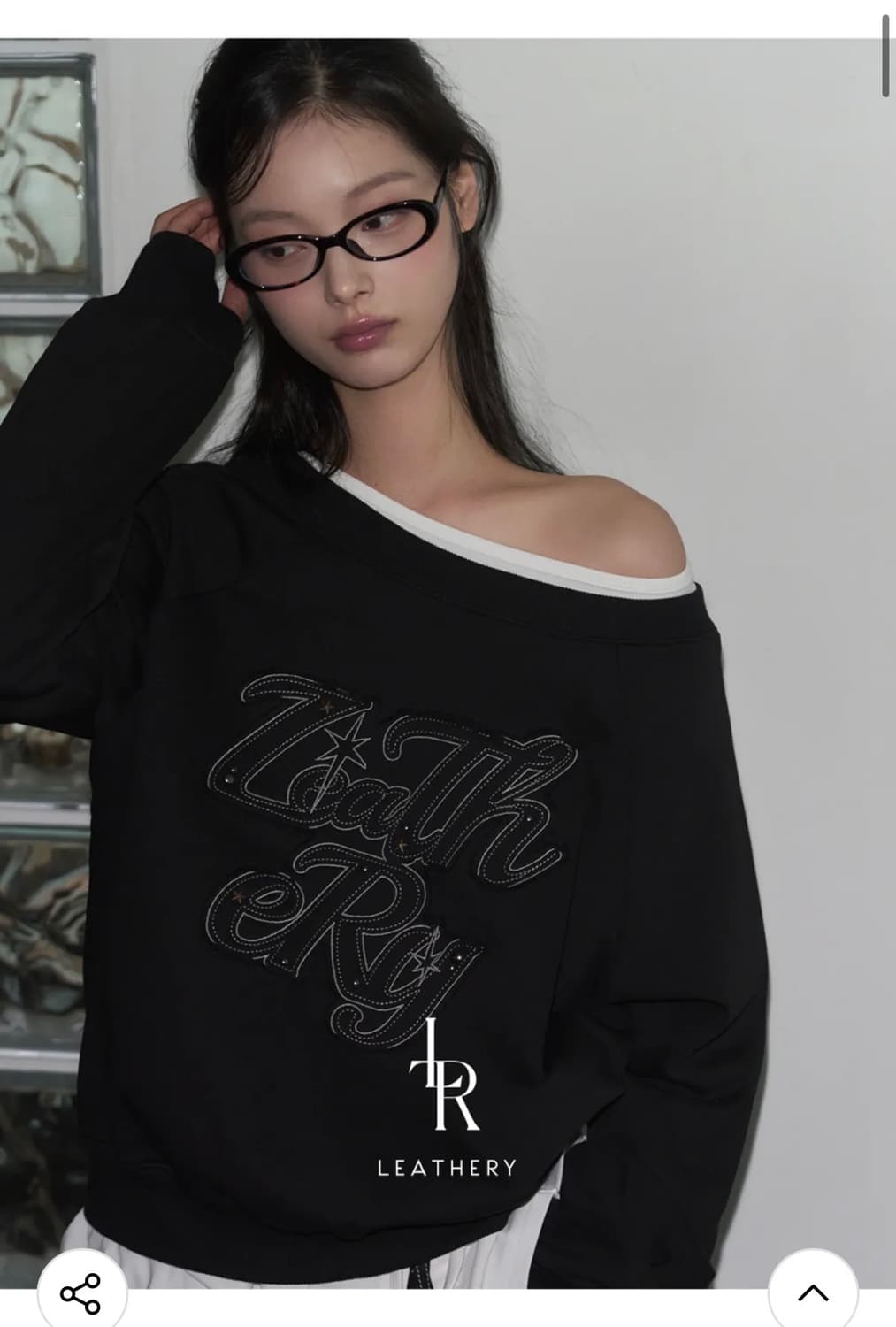 (FREE) 레더리 오프숄더 아플리케 스웻셔츠 [BLACK 상품이미지2