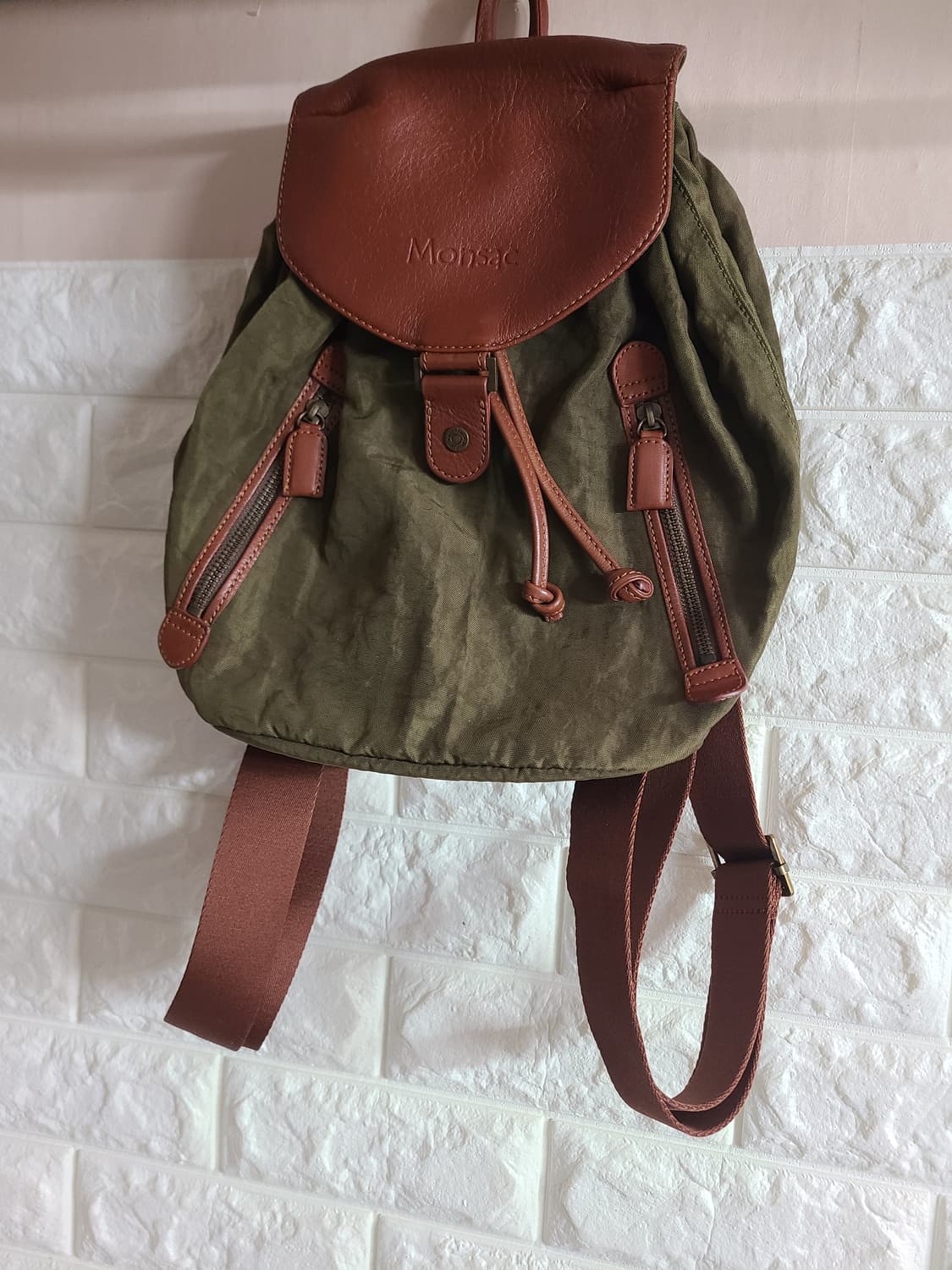 몽삭 여성 카키색 가죽 백팩 상품이미지1