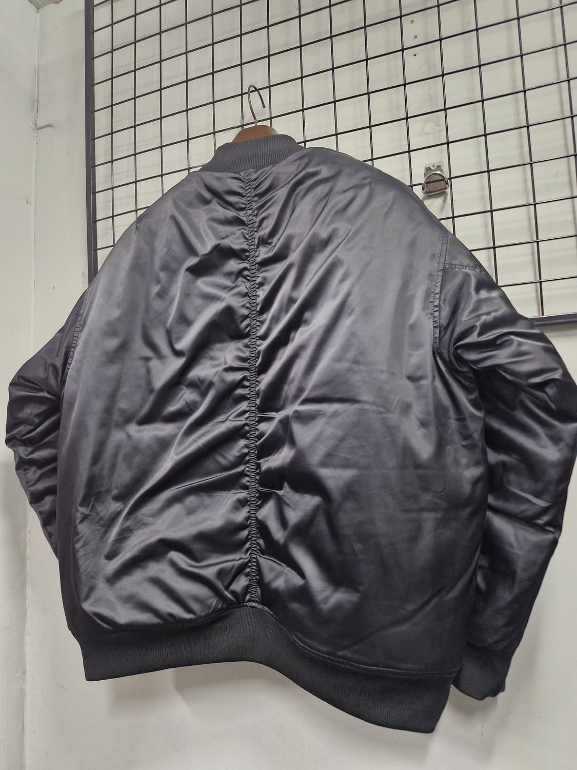 100L 아디다스 남녀공용 블랙 봄버 자켓. 상품이미지8