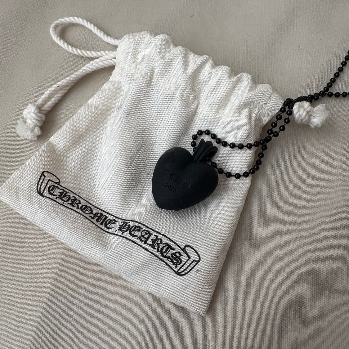 크롬하츠 블랙 하트 실리콘 목걸이 상품이미지1