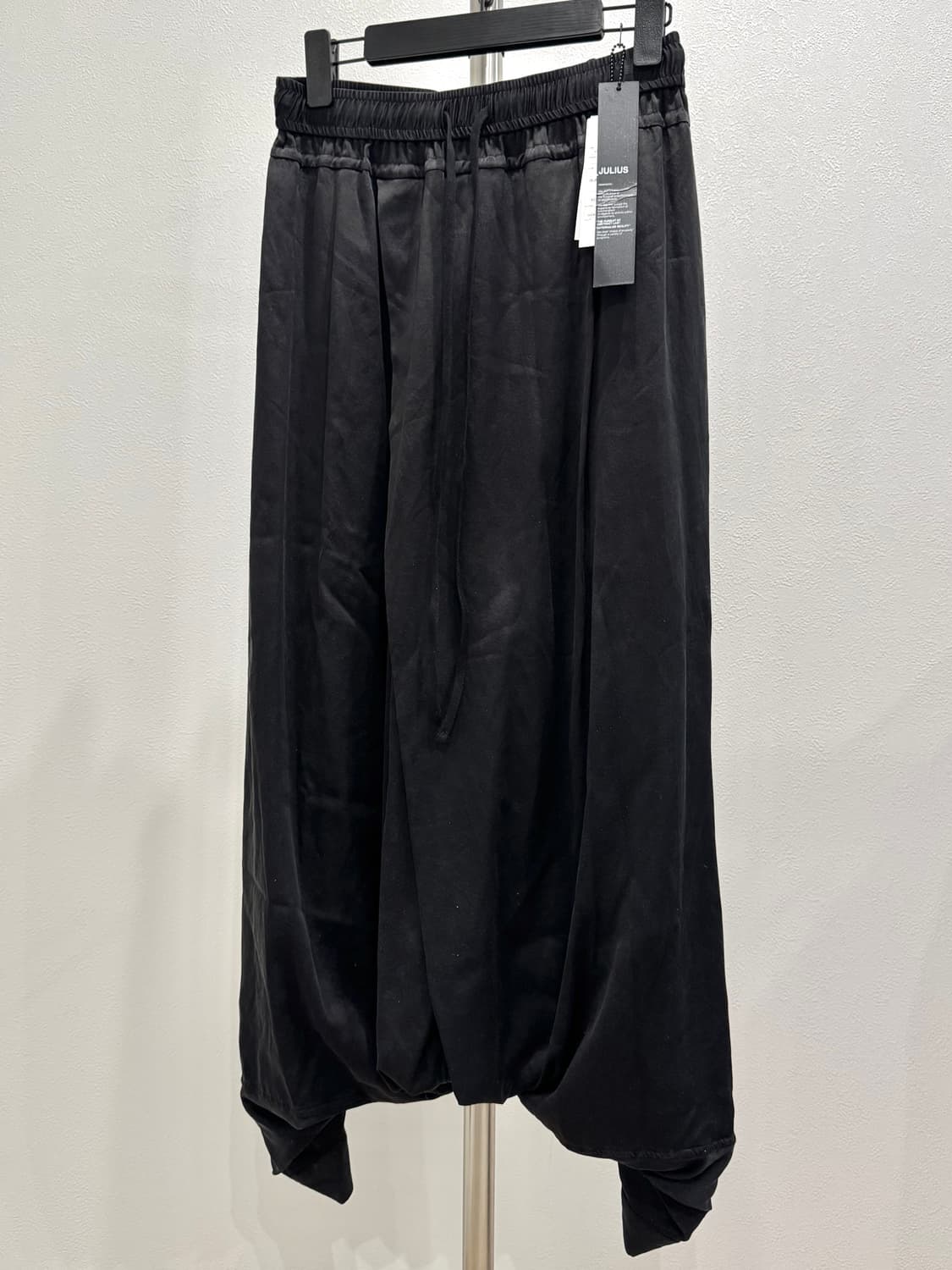 율리우스 25ss 실크 트위스티드 사루엘 팬츠 상품이미지4