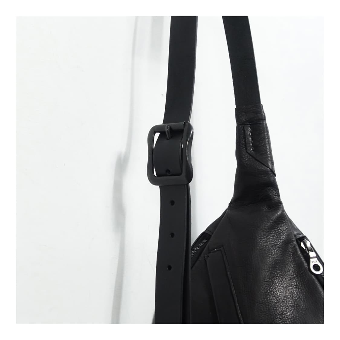 ISAMUKATAYAMA BACKLASHXGAIEDE 카프스킨 레더 백 상품이미지9