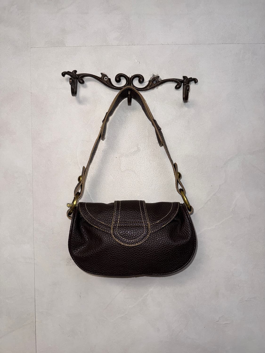 Dark brown buckled mini shoulder bag 상품이미지4