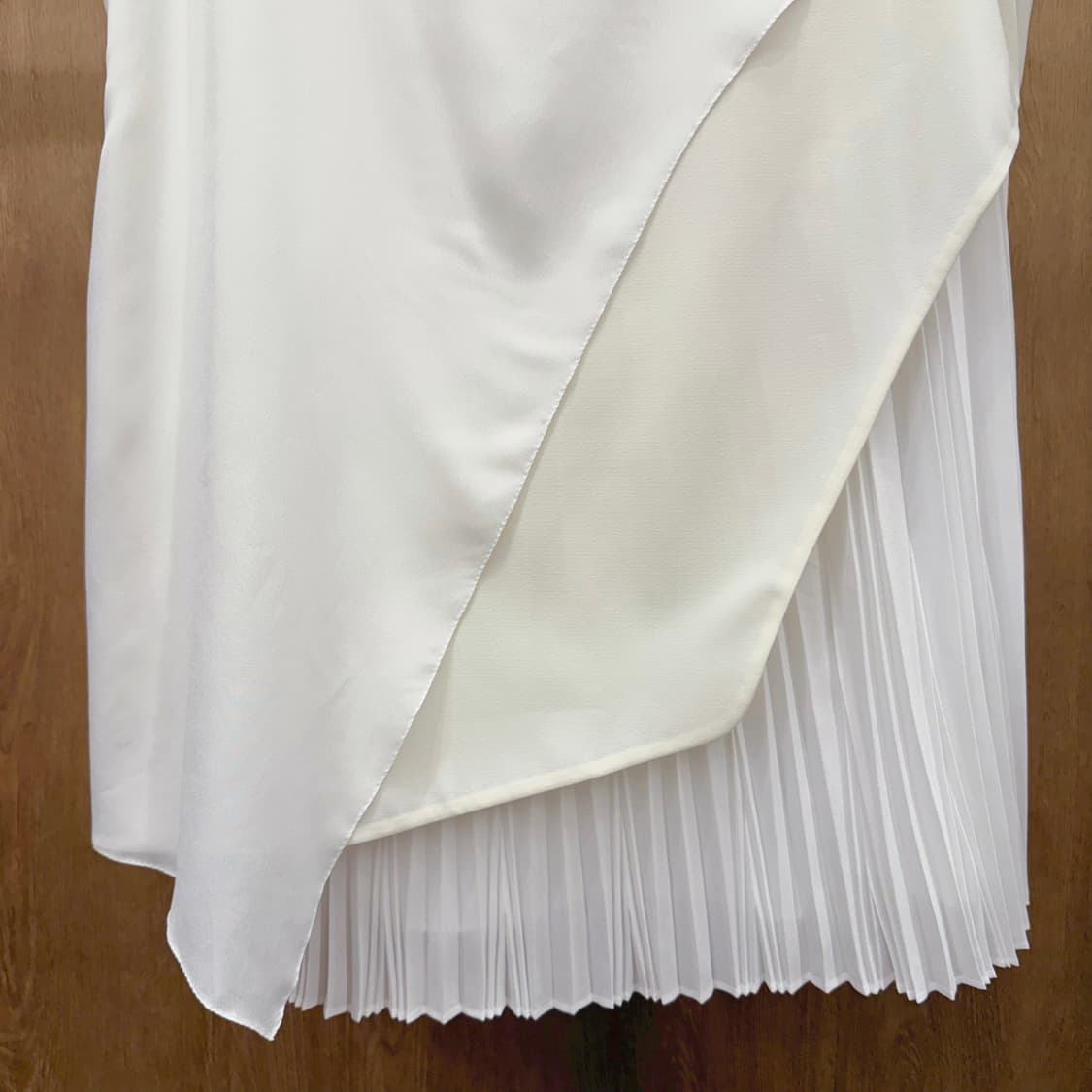 마인 민소매 블라우스 언발 레이어드 플리츠 지퍼 디테일 아이보리 상품이미지5