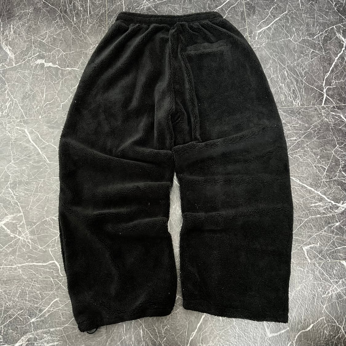 마뗑킴 오버사이즈 플리스 루즈 핏 팬츠 블랙 상품이미지5