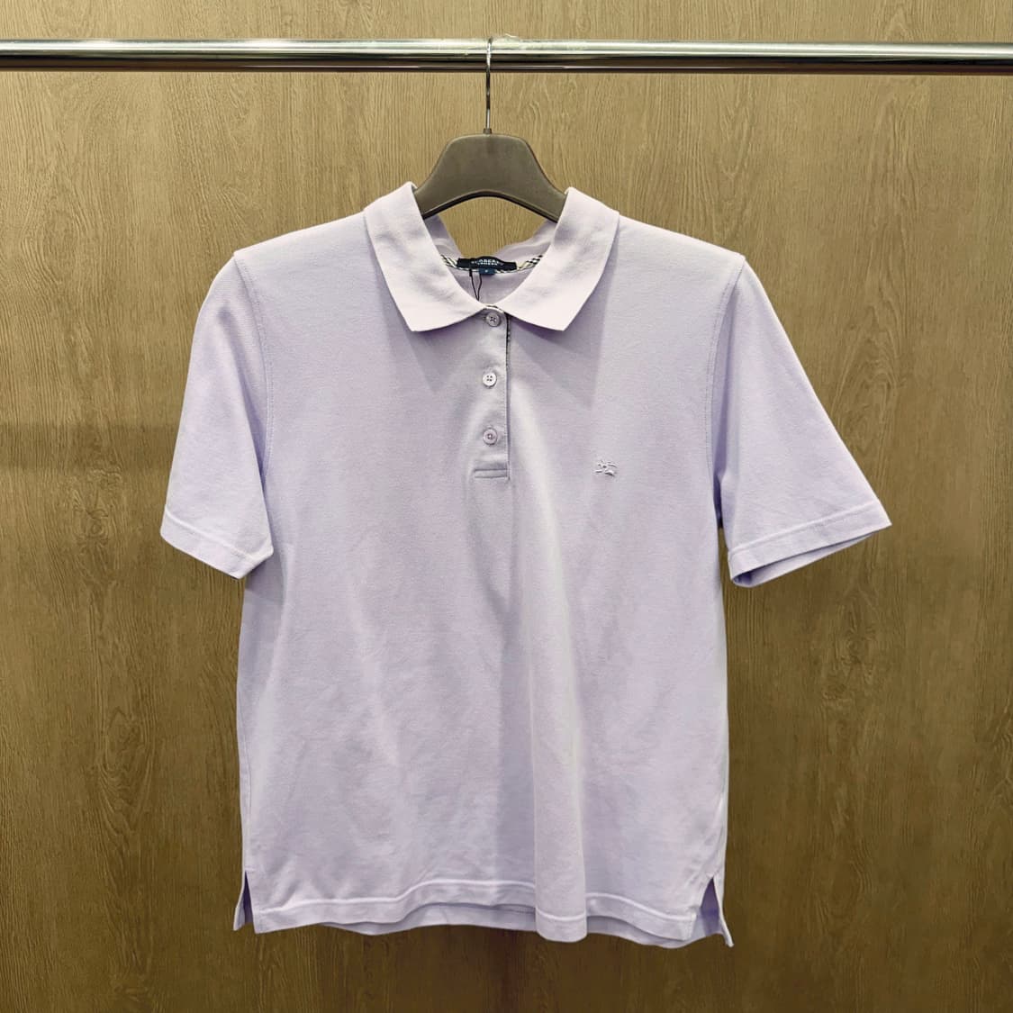 버버리 런던 반팔 PK 티셔츠 로고 자수 사이드 슬릿 디테일 라이트 퍼플 상품이미지2