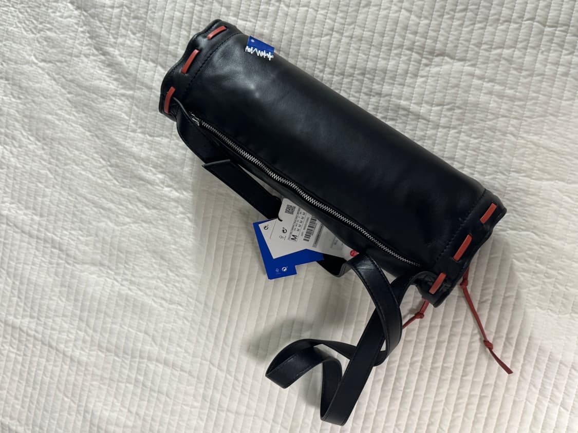 아더에러 x 자라 스티치 레더 크로스바디백 블랙 상품이미지1