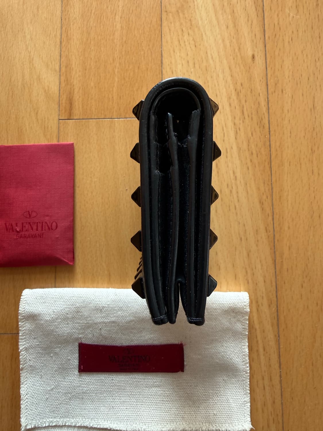 발렌티노 VALENTINO 지갑 중지갑 지퍼돌이 스터드 반지갑 명품지갑 상품이미지2