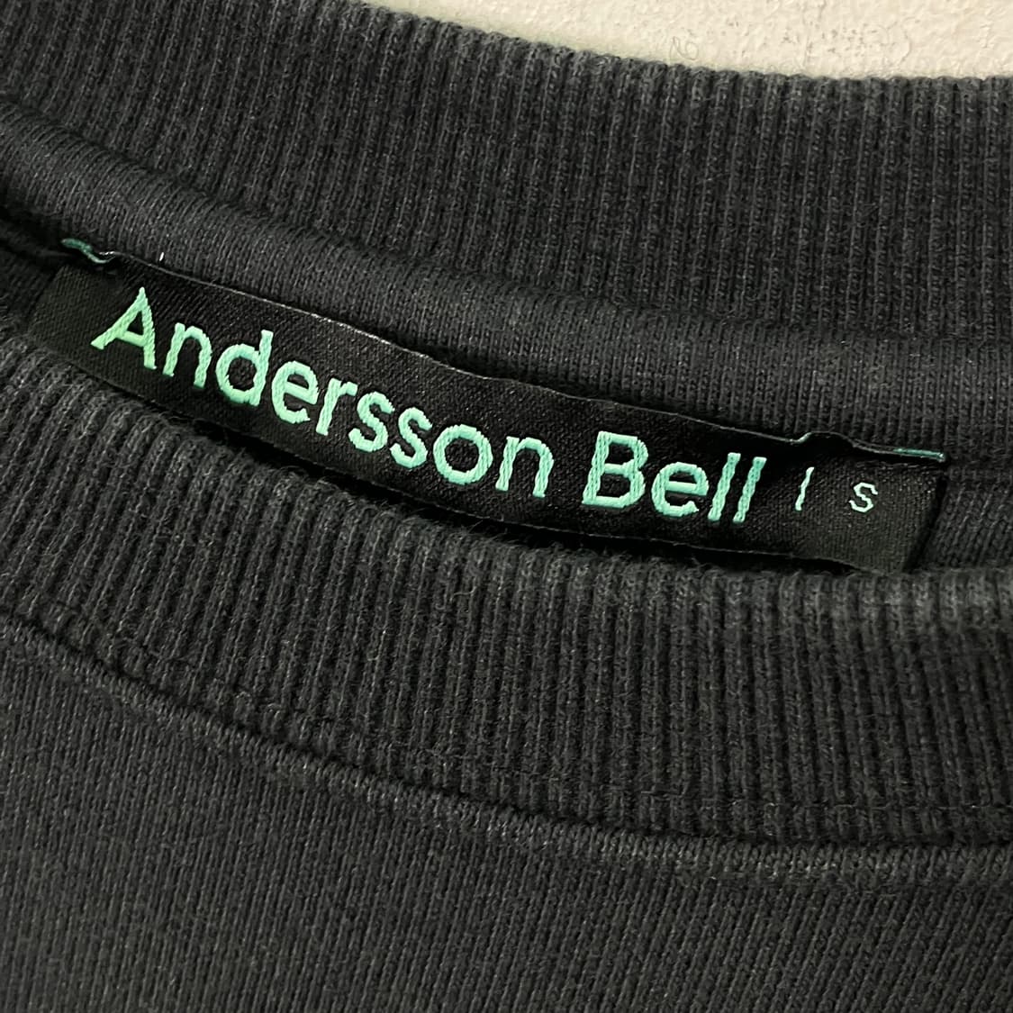 앤더슨벨 블랙 자수 로고 스웨트셔츠 S 상품이미지3