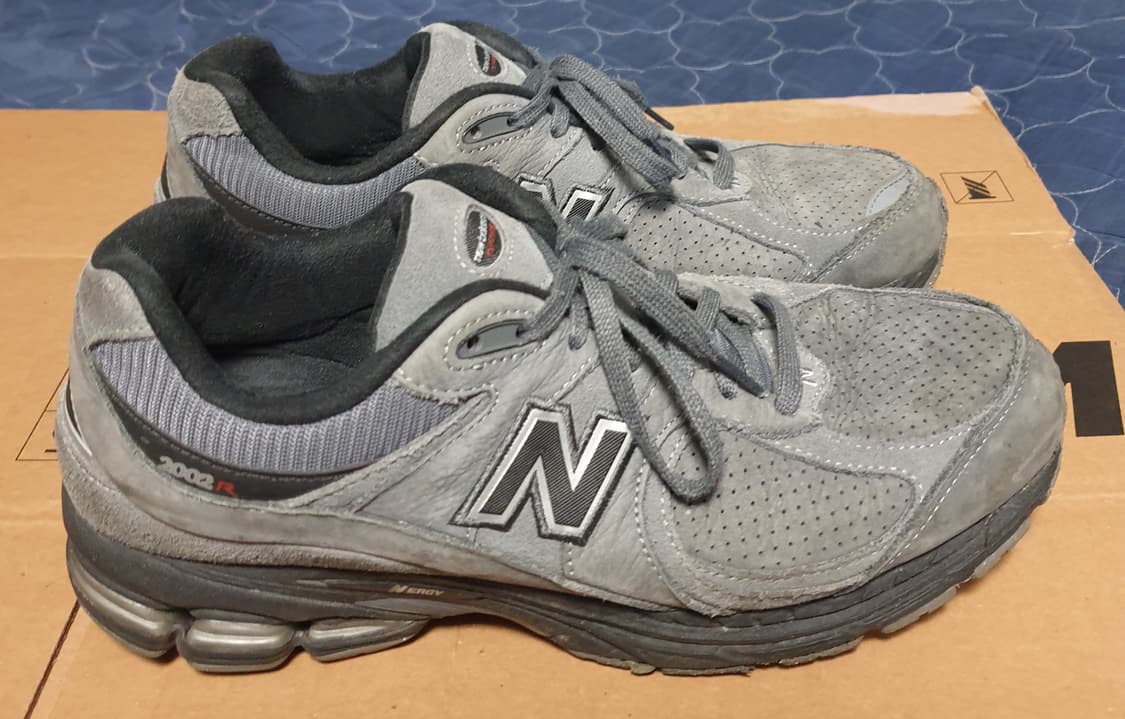 뉴발란스 2002R 다크 그레이 스니커즈 (285) 상품이미지1