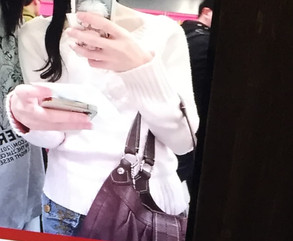 리즈리사 브이넥 오프숄더 니트 (착샷) 상품이미지4