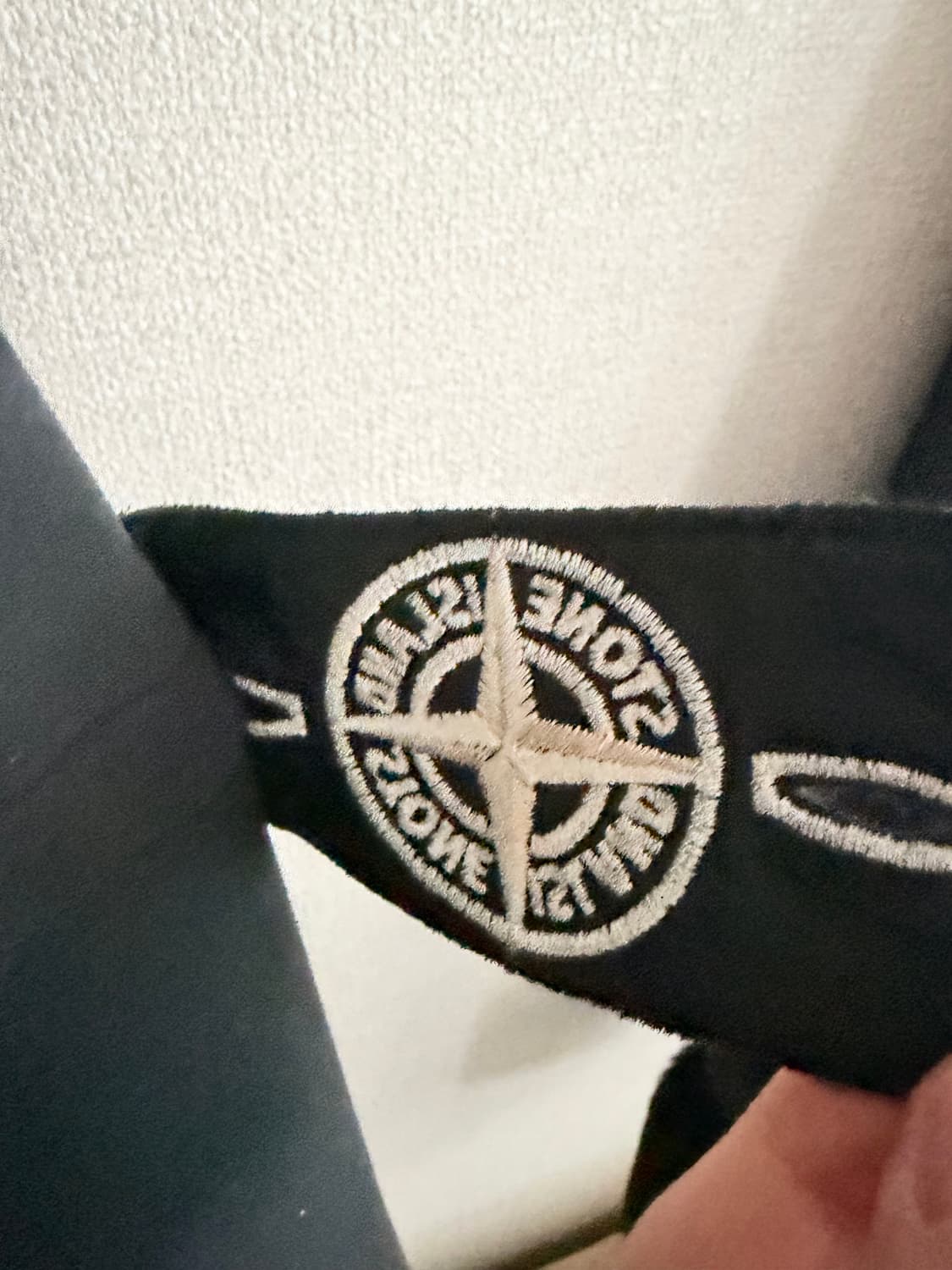 스톤아일랜드 22FW 화이트 와펜 맨투맨 상품이미지4