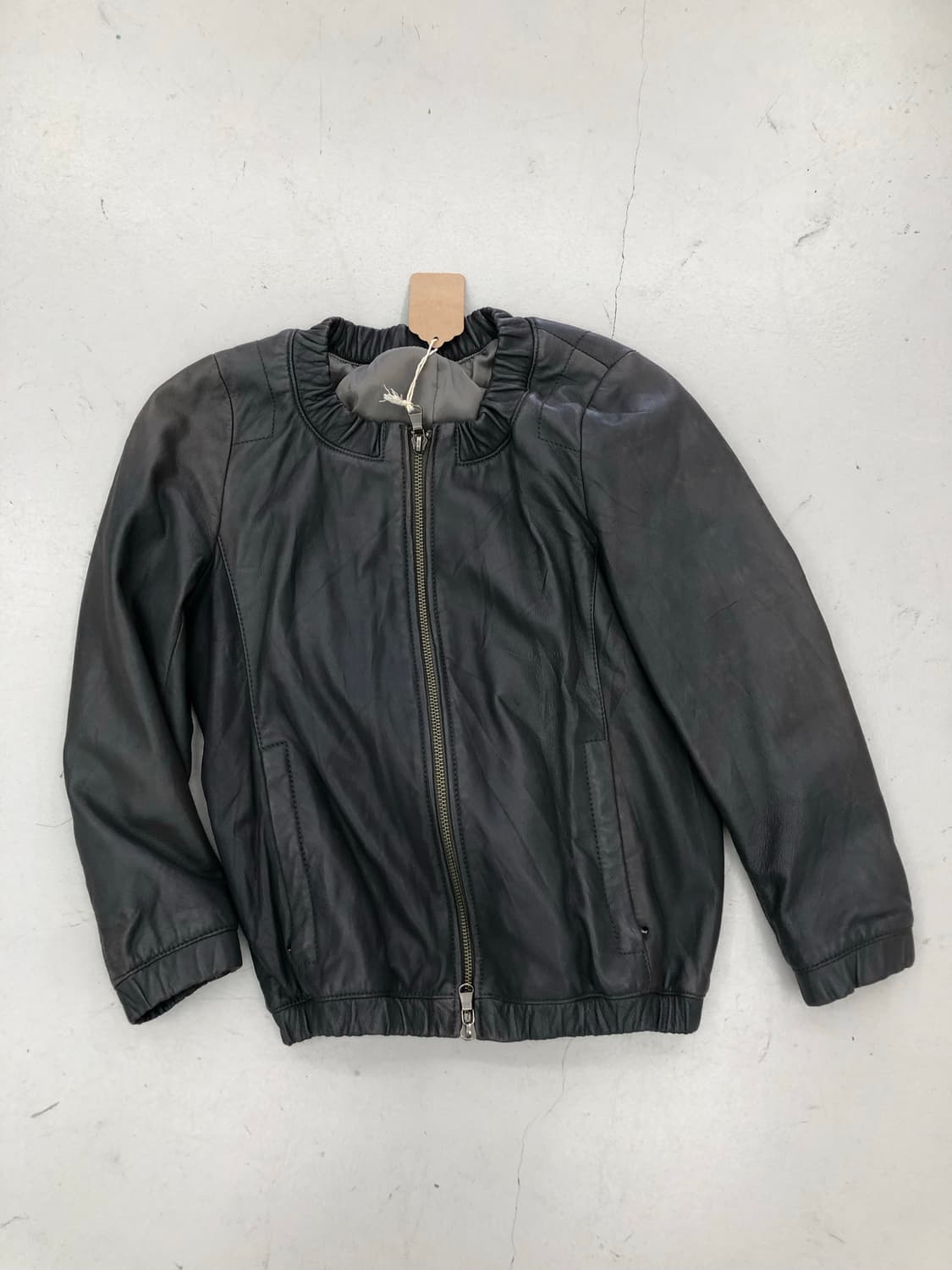 차콜 라운드넥 레더 자켓 상품이미지1