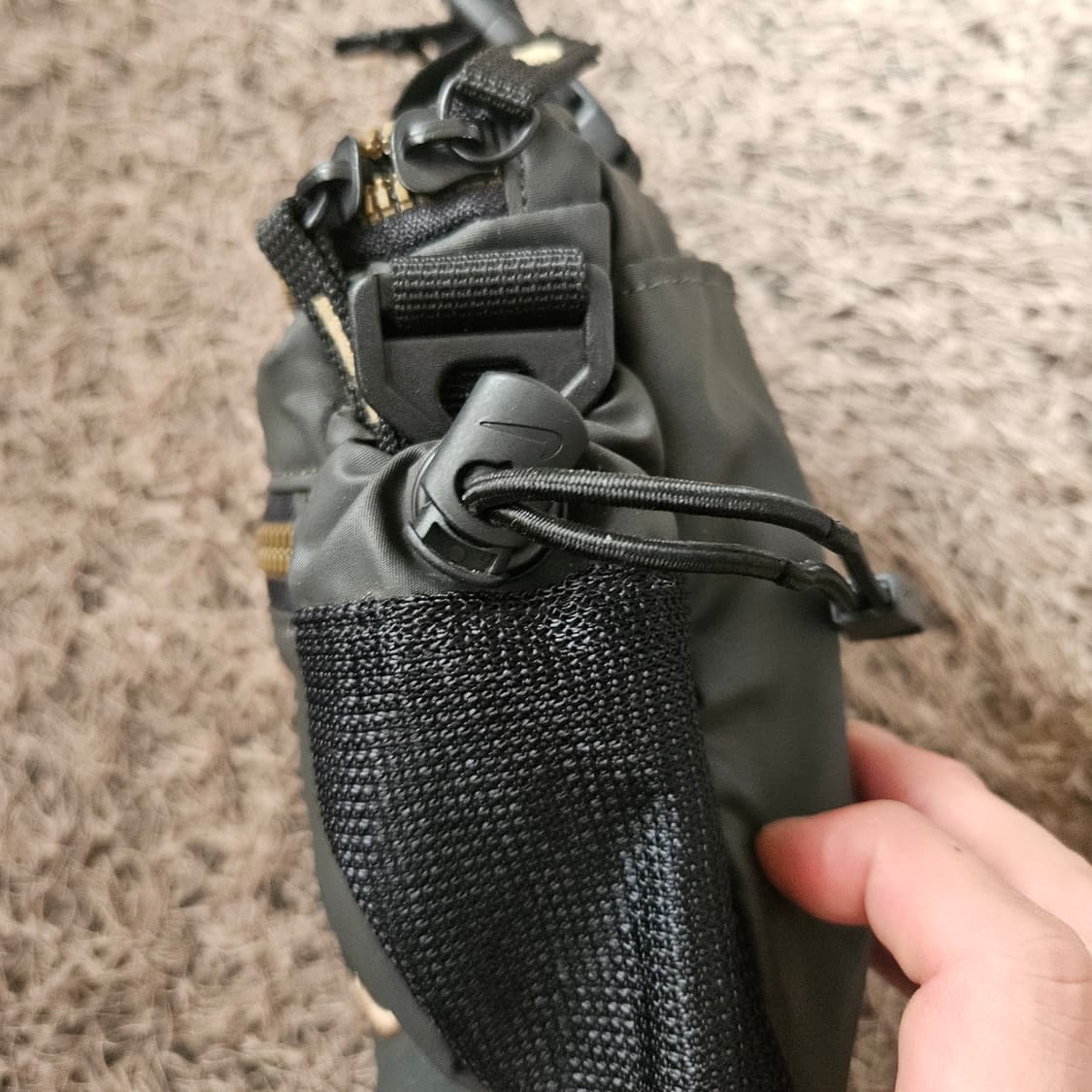 나이키(Nike) 스우시 자수 차콜 미니 벨트백 상품이미지5