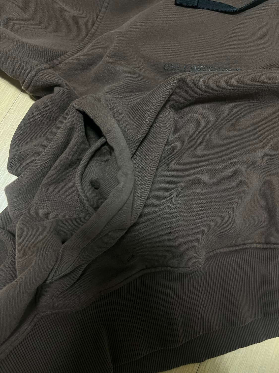 [새상품]Alyx 페인트 프린팅 로고 후드티 L 상품이미지5