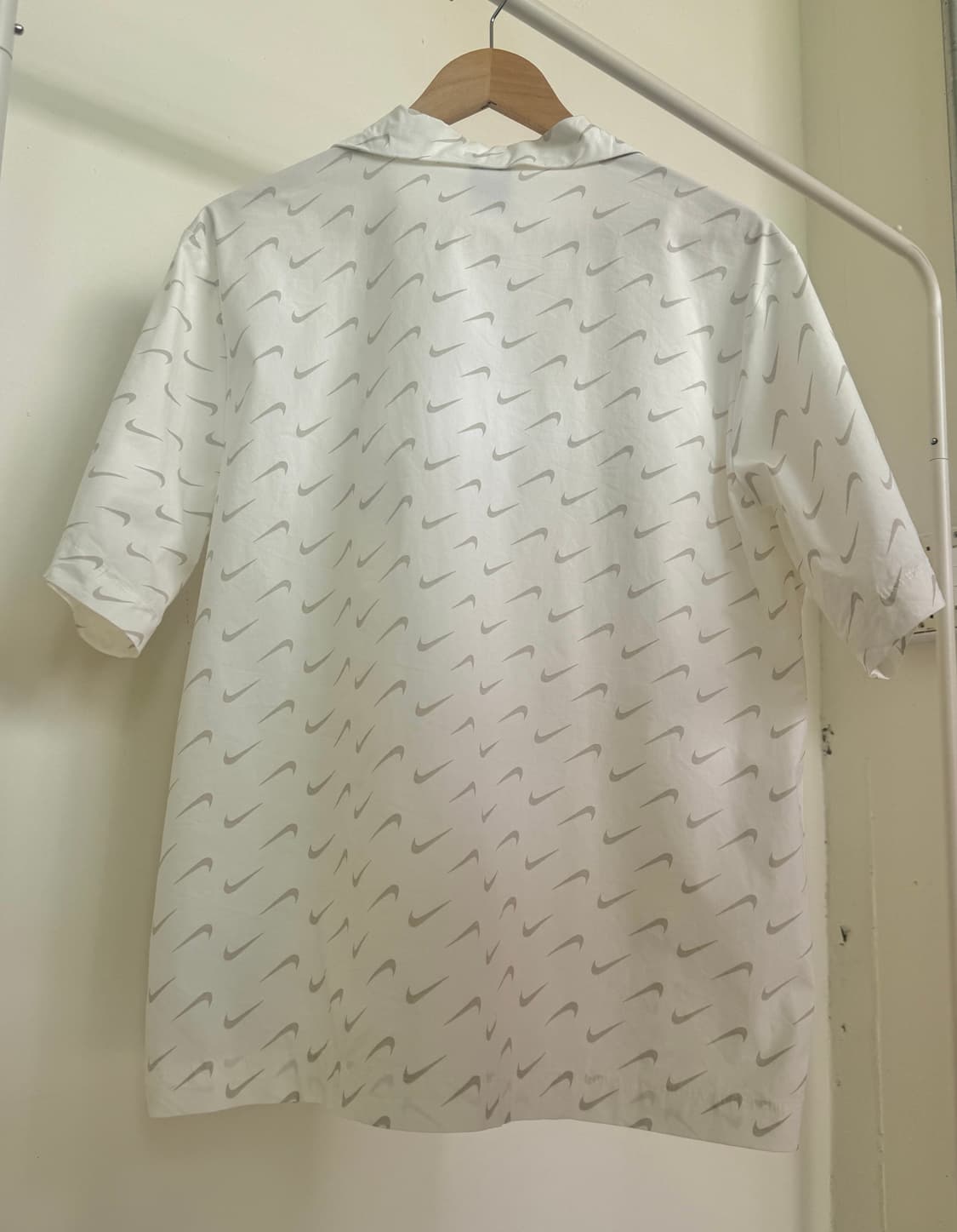 나이키 (NIKE)스포츠웨어 에브리데이 모던 여성 우븐 반팔 탑 상품이미지3