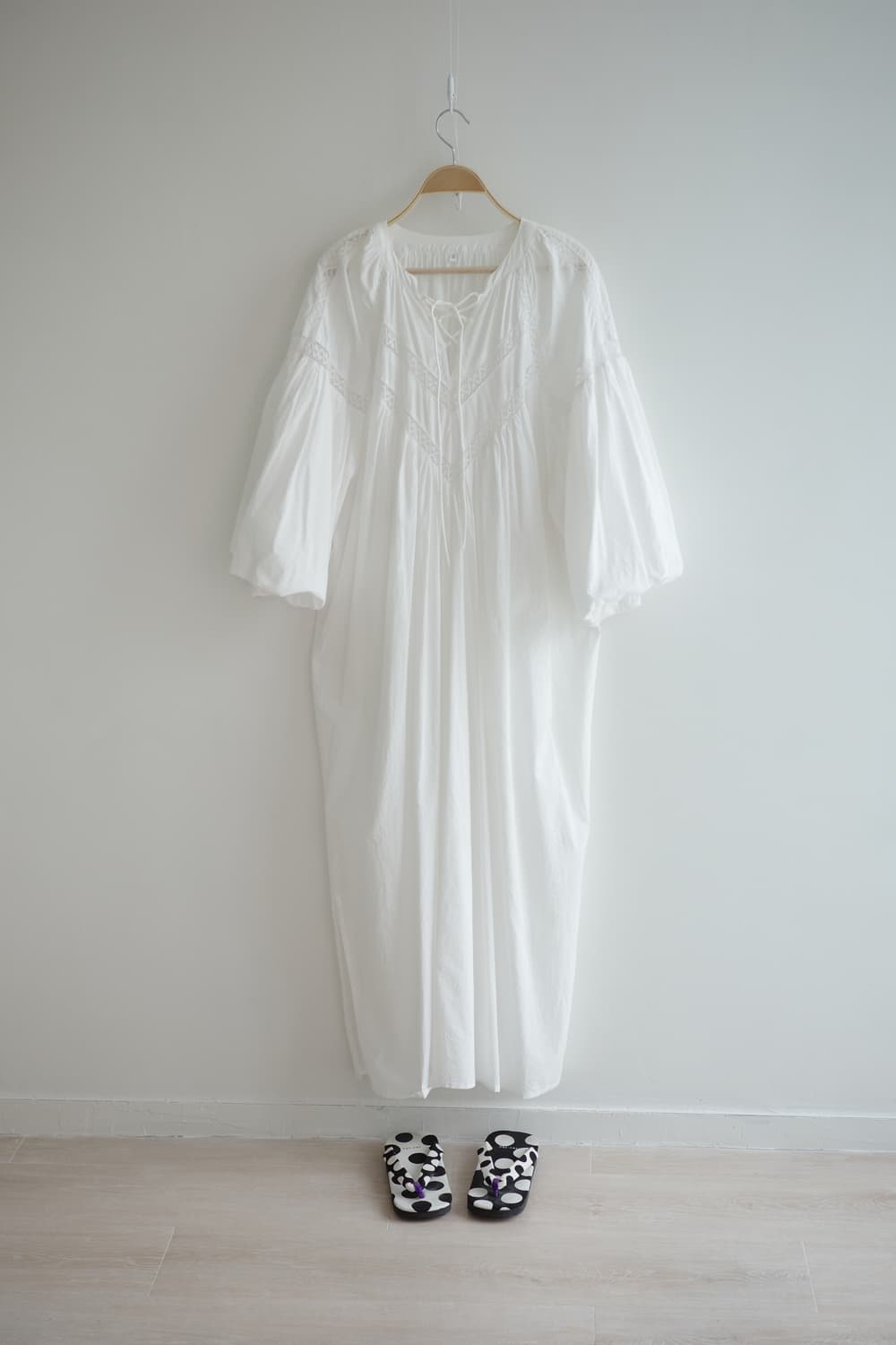 adapt 
• 화이트 퍼프 소매 샤링 코튼 롱원피스 상품이미지1