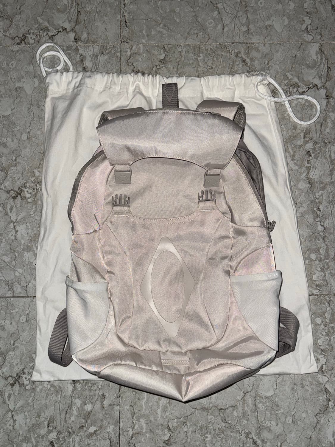 미스치프 버클 플랩 백팩 라이트베이지 상품이미지2