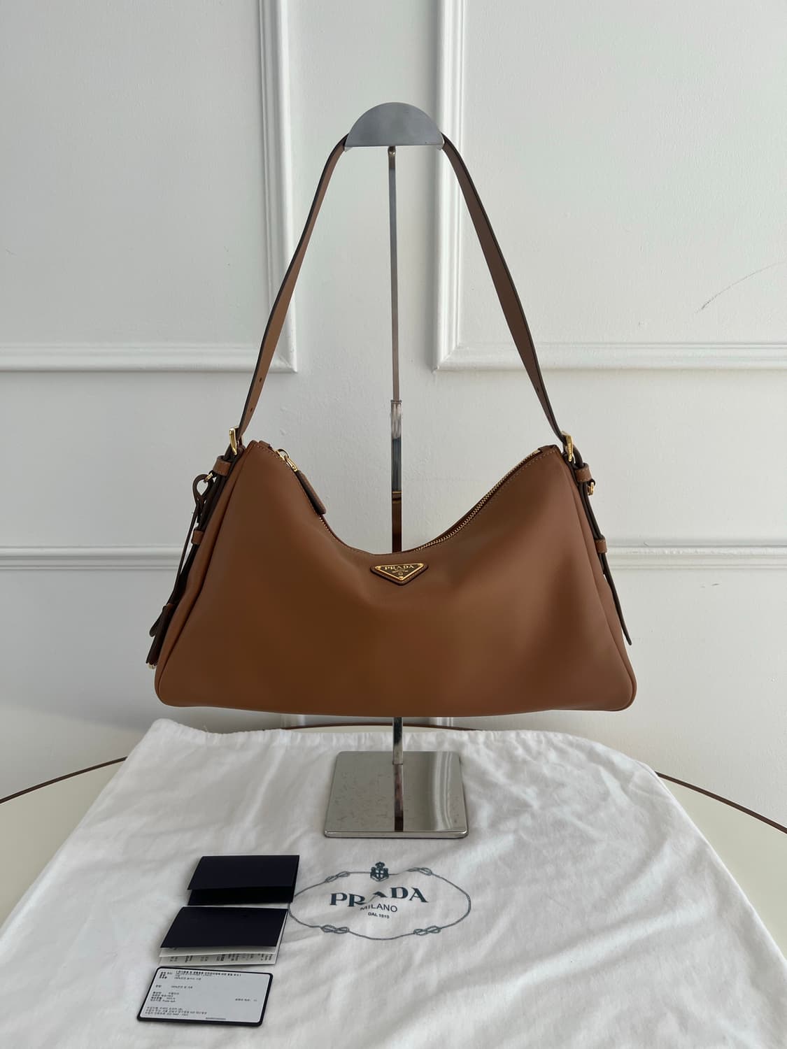 프라다 에메 라지 가죽 숄더백(카라멜 컬러) 상품이미지1