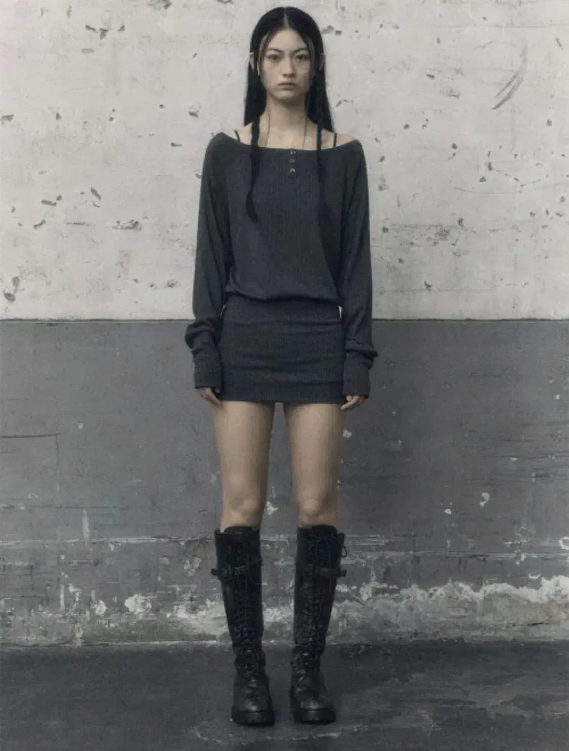 보헤미안서울 루즈 보트넥 드레스 차콜  상품이미지1