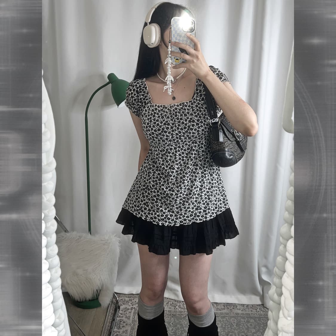 블랙 & 화이트 플라워 오프숄더 반팔 블라우스  상품이미지3