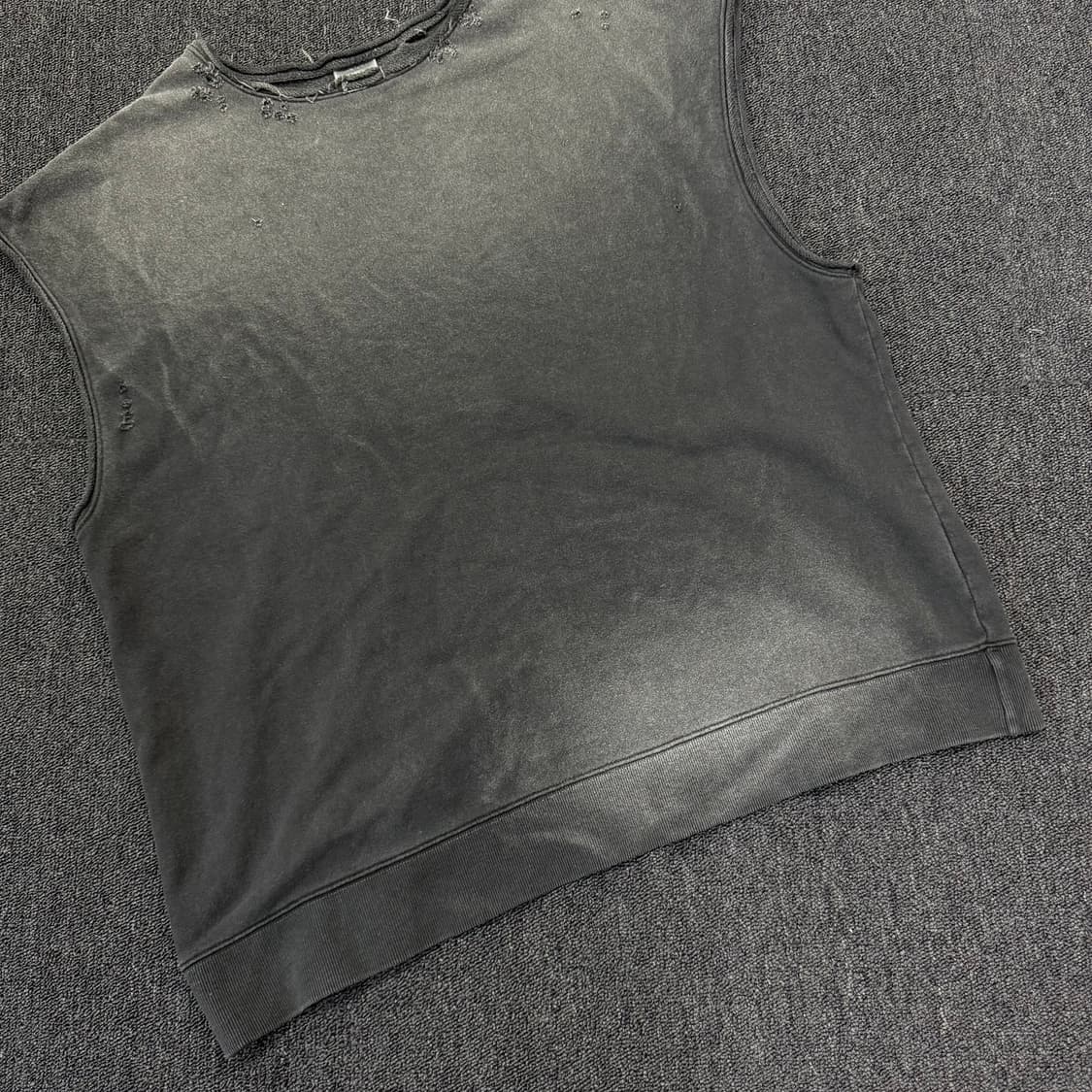 The wreck chords 더 뤡코즈 워싱 데미지 블랙 슬리브리스 상품이미지3