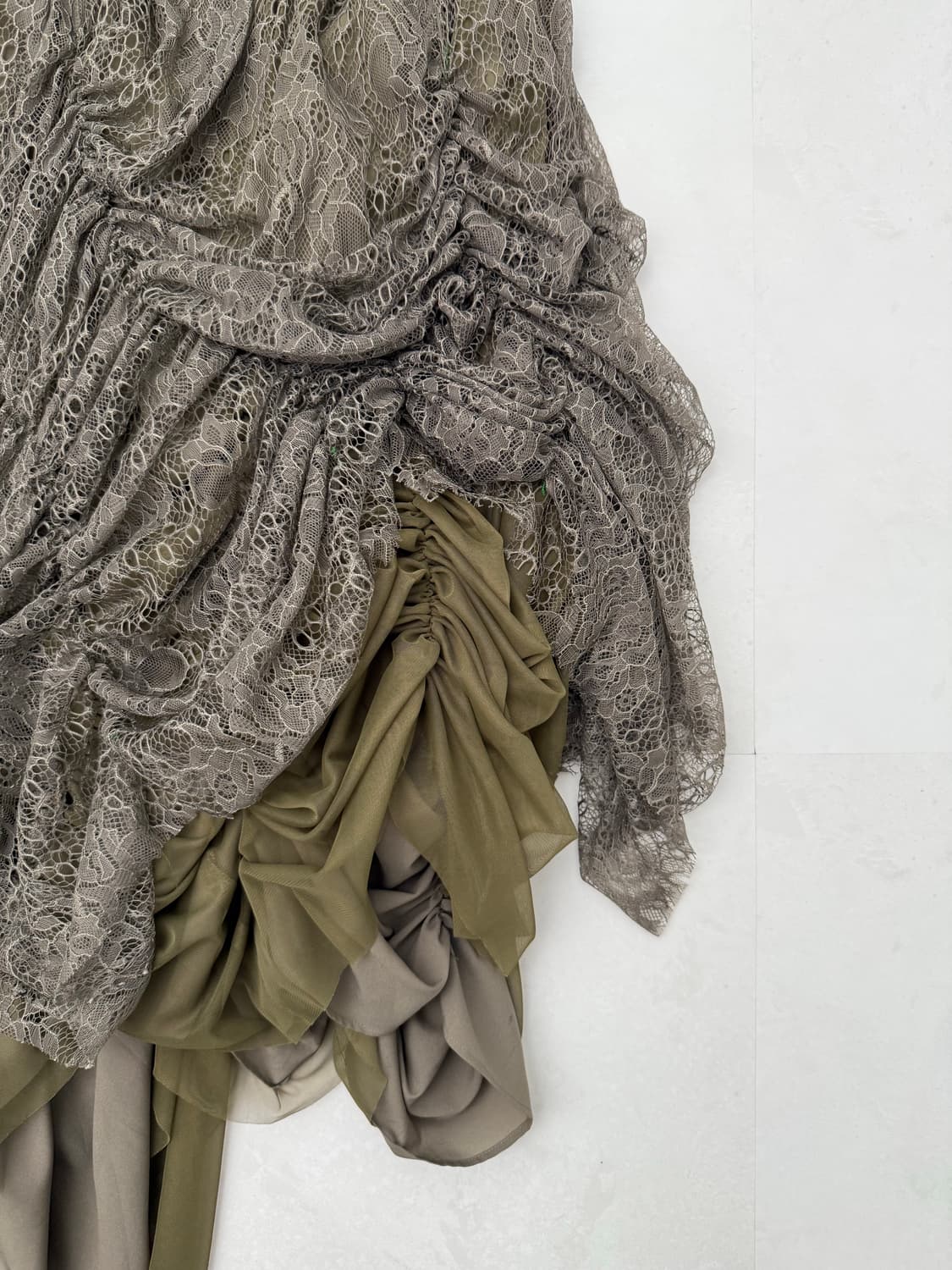 카키 레이스 언발 셔링 스커트  상품이미지5