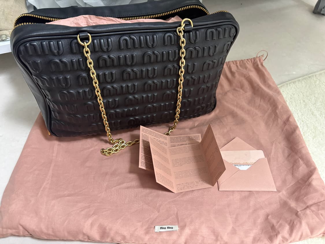 미우미우 miumiu 로고 엠보싱 체인백 라지사이즈 상품이미지1