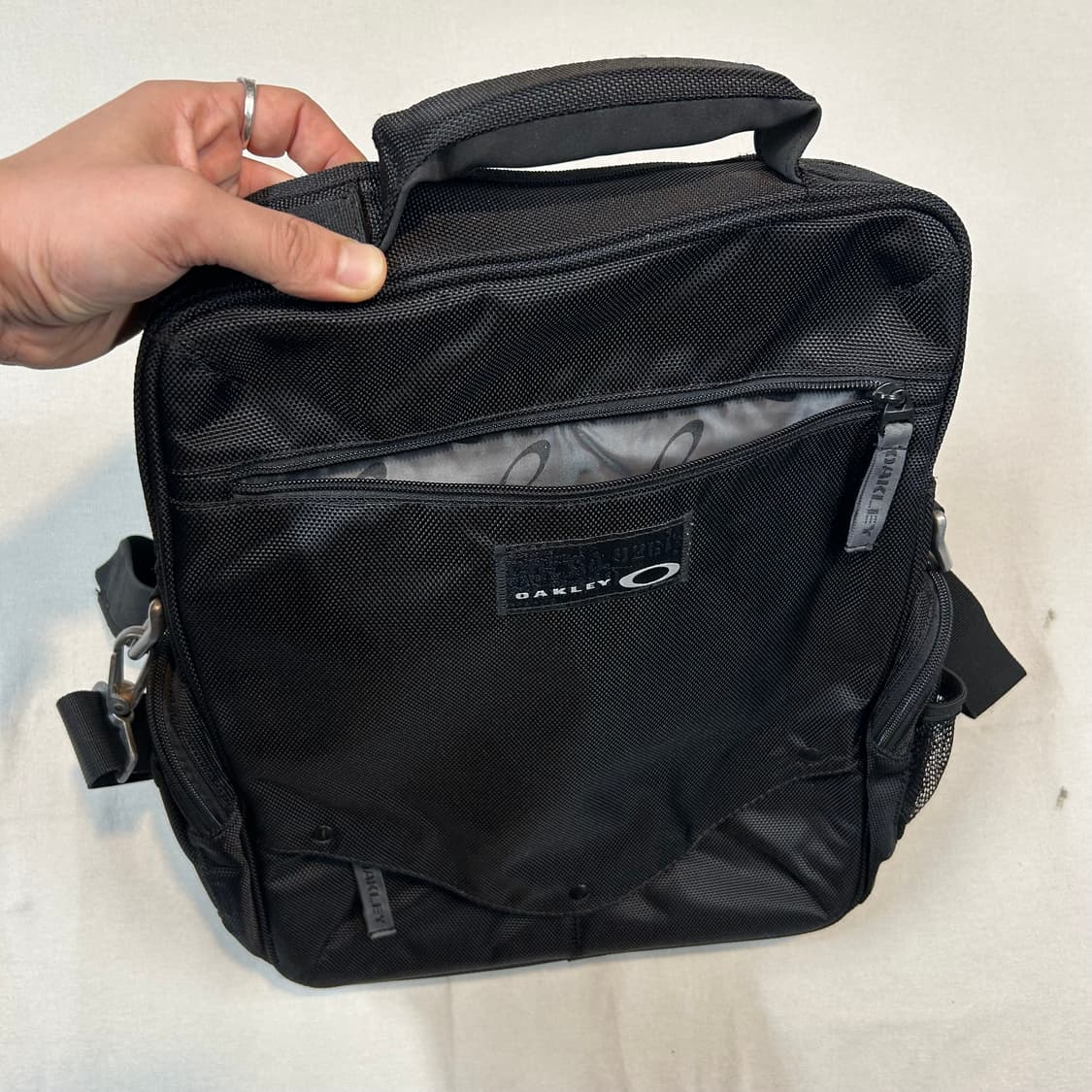 오클리 아이코닉 블랙 메신저백 크로스백 가방 상품이미지7