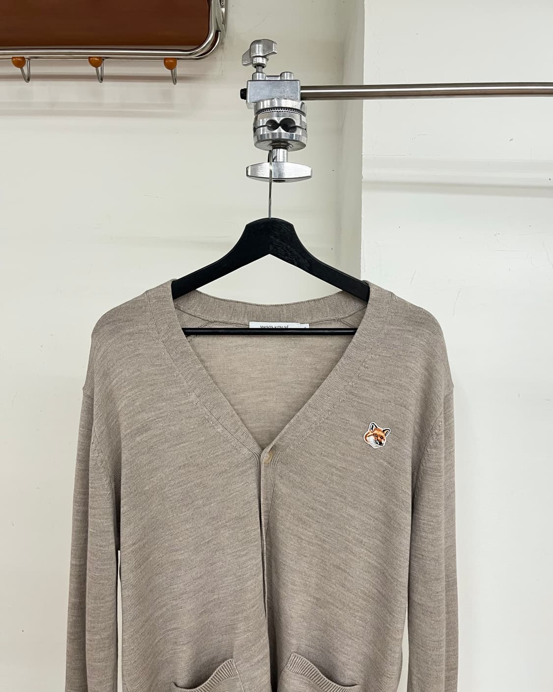 메종 키츠네 베이지 폭스 헤드 패치 클래식 가디건 상품이미지2