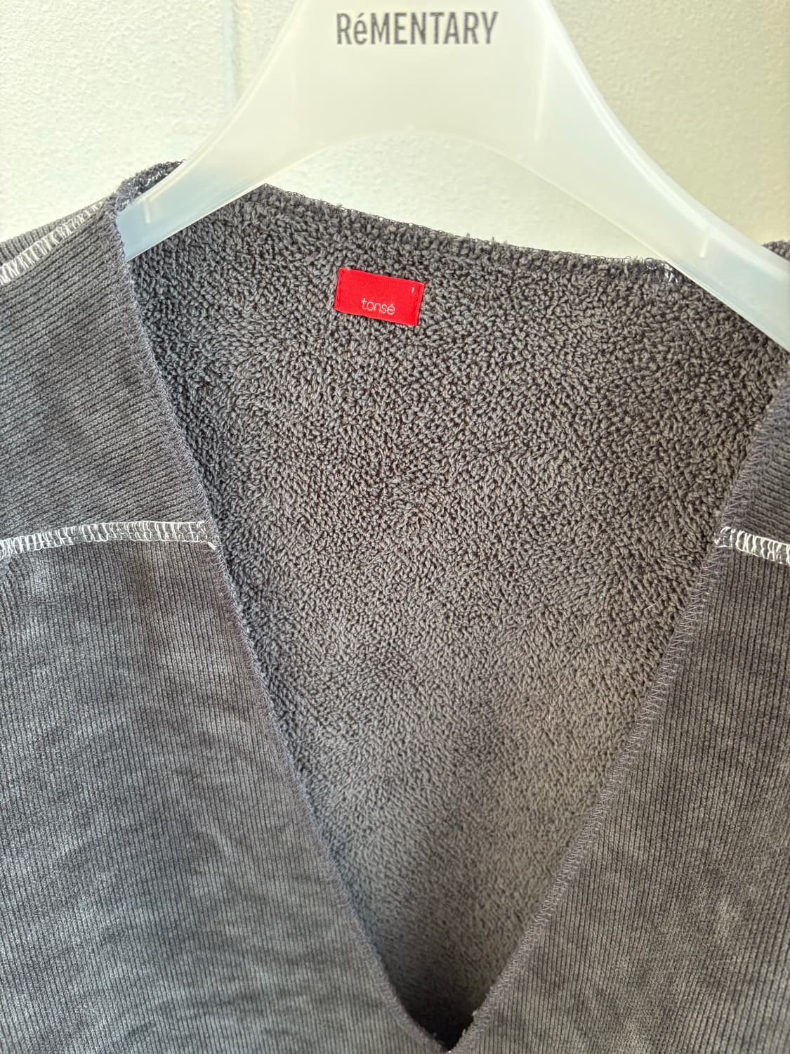 Tonse 톤세 브이넥 스웻셔츠 차콜 Flims V-neck 상품이미지3