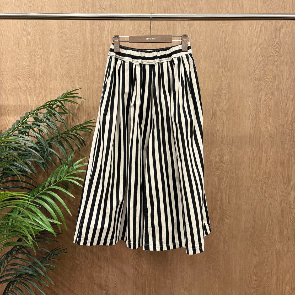 이치 밴딩 와이드 팬츠 스트라이프 패턴 셔링 플레어 디테일 블랙 아이보리 상품이미지1